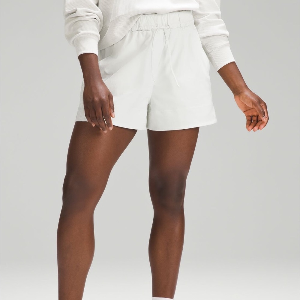 BNWOT Lululemon High Rise Woven Cinchable Waist Shorts